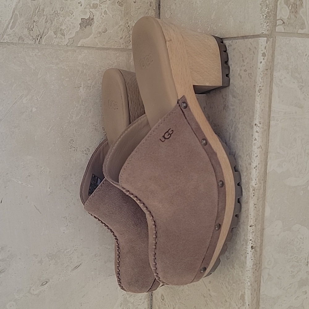 Ugg clogs with sheepskin footed in like new condition